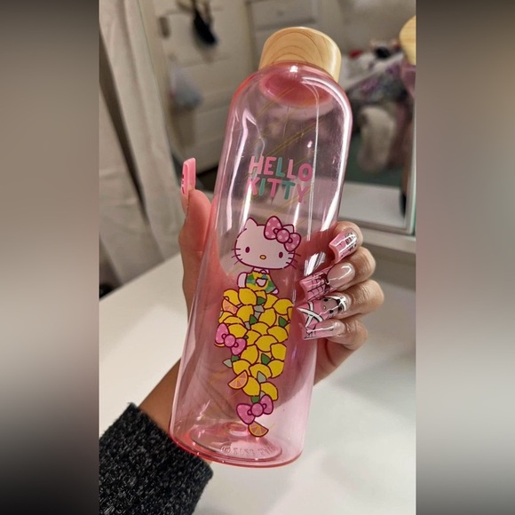 Hello Kitty Bottle - Picture 1 of 2
